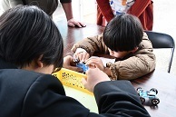 写真：親子でソーラーカー作り1