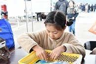 写真：親子でソーラーカー作り2