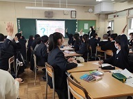 写真：環境講座「プラスチック包装容器と花王の取り組みについて」1