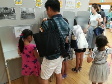 写真：模擬選挙「はじめてのとうひょう」の様子1