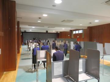 写真：本物の記載台で候補者名を記入する高校生1