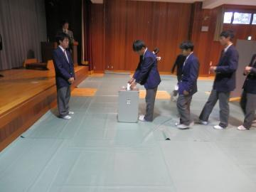 写真：本物の記載台で候補者名を記入する高校生2
