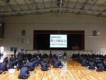写真：選管事務局の職員による講義の様子