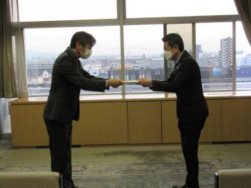 写真：答申書手交式