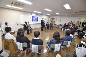 写真：川柳コンテスト表彰式の様子