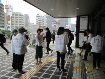 写真:赤十字街頭募金の様子