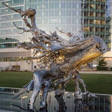 写真：ベルビュー市内　まちのアート「根」