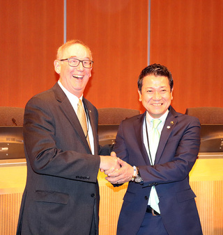写真:ベルビュー市長と大松市長