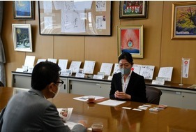 写真:表敬訪問の様子(池田 麻美さん)2