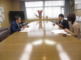 写真:表敬訪問の様子(上林 航平さん)2