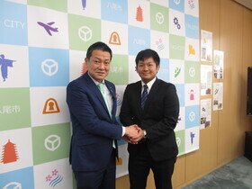 写真:表敬訪問の様子(上林 航平さん)1