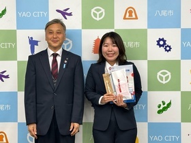 写真:副市長との記念撮影(寺田 有花利さん)