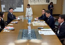 写真:対談の様子(安原 彩子さん)