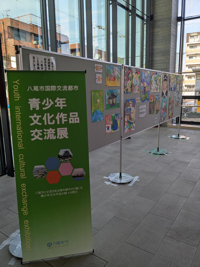 写真：展示の様子（龍華コミセン　エントランスロビー）1