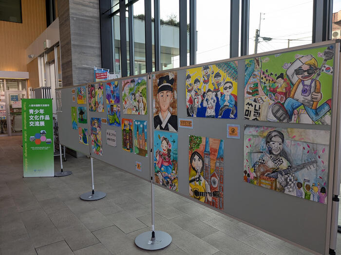 写真：展示の様子（龍華コミセン　エントランスロビー）2