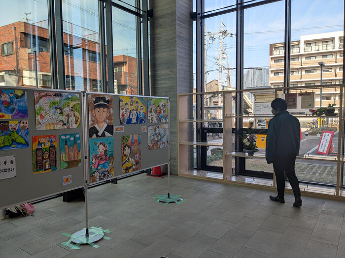 写真：展示の様子（龍華コミセン　エントランスロビー）3