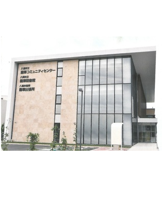 写真:展示の様子(龍華コミセン エントランスロビー)1