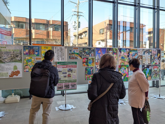 写真:展示の様子(龍華コミセン エントランスロビー)1