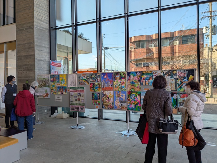 写真:展示の様子(龍華コミセン エントランスロビー)1