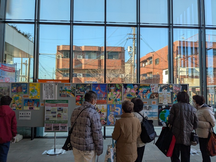 写真:展示の様子(龍華コミセン エントランスロビー)1