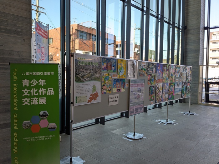 写真:展示の様子(龍華コミセン エントランスロビー)1