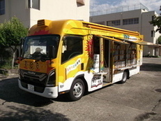 写真：移動図書館車