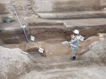 写真：基壇の説明を行う調査担当者