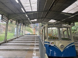 写真：青のケーブルカー