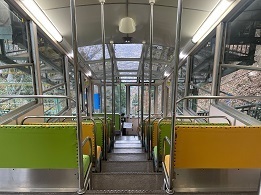 写真：ケーブルカー車内