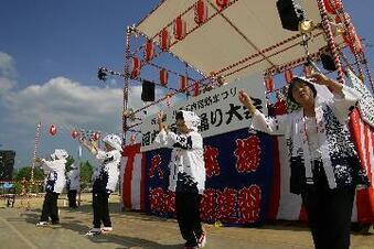 写真：恩智音頭の様子
