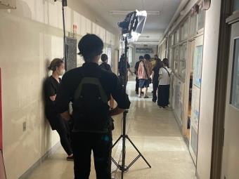 写真：旧北高安小学校での撮影風景