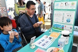 写真：体験コーナーの様子2