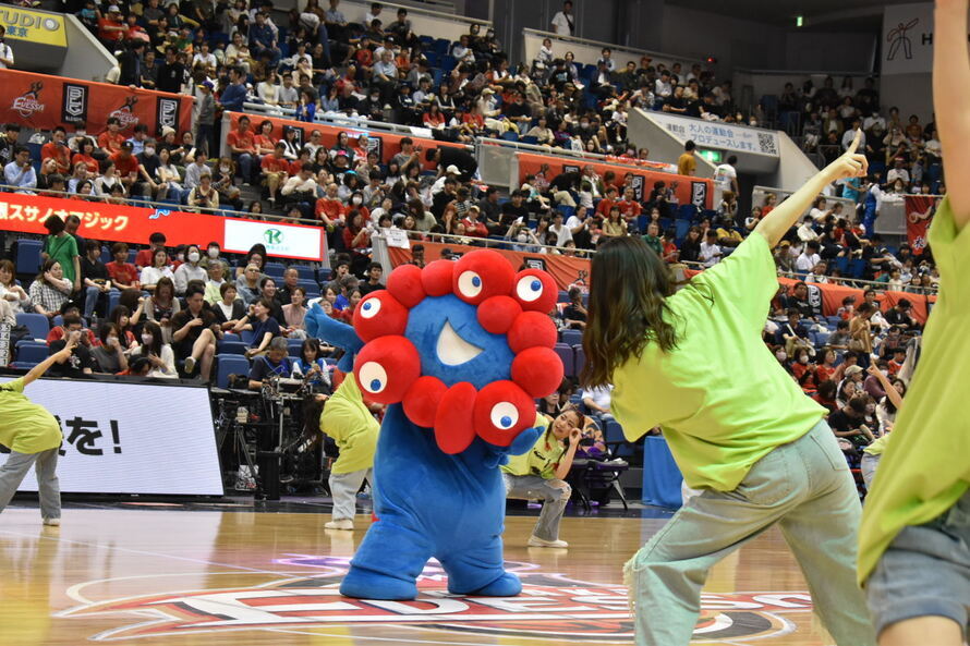 写真：ダンス協会×ミャクミャク