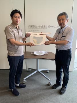 写真：エーアールファクトリー有限会社からフェイスシールド寄付の様子