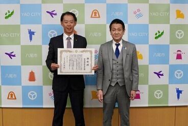 写真：令和5年度顕彰状授与式の功績者と大松市長