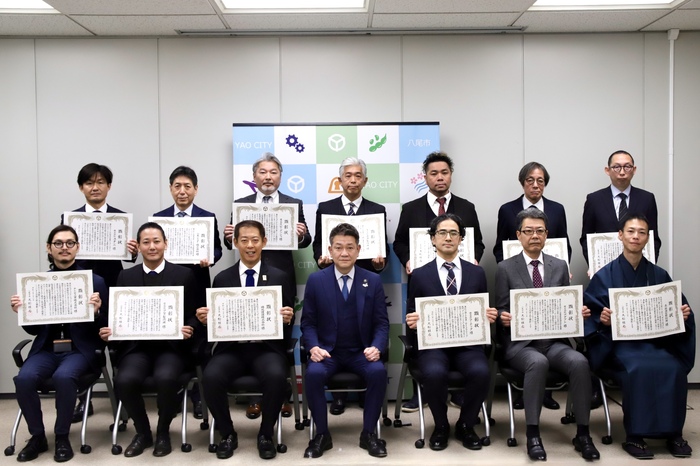 写真:顕彰状授与式の功績者と大松市長