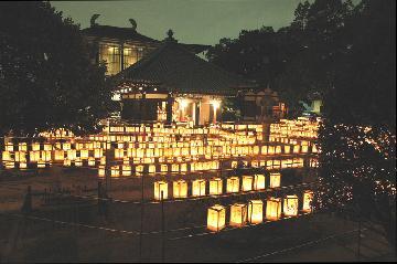 写真：大聖勝軍寺で行われる「万灯会」