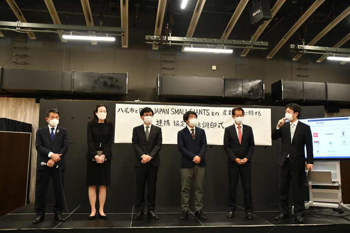 写真：ゲストスピーカーを交えてのインタビュー