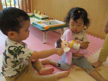 写真：1歳児　お世話ごっこ