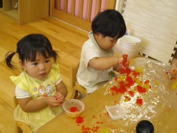 写真：1歳児　寒天遊び1