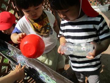 写真：1歳児　春雨遊び