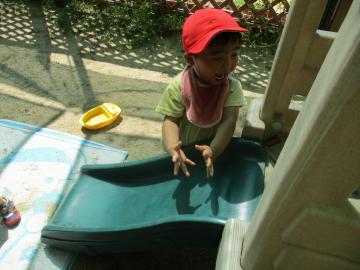 写真：1歳児　踏切ごっこ