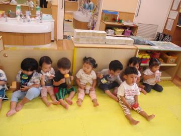写真：1歳児　水分補給