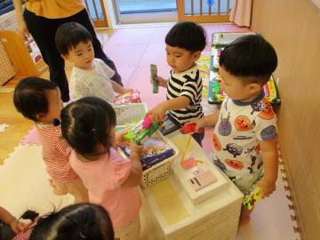 写真：1歳児　お店屋さんごっこ