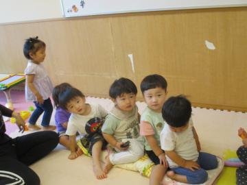 写真：1歳児　バスごっこ