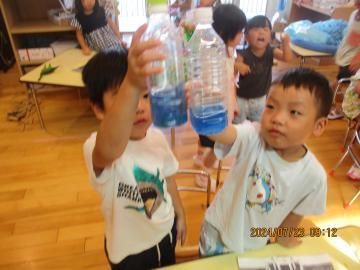写真：4歳児　色水遊び