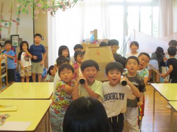写真：4歳児　布団太鼓を担ぐ