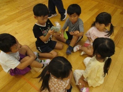 写真：5歳児　モミ染め