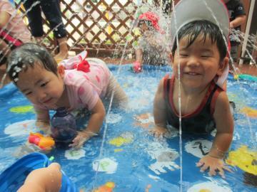 写真：1歳児　水遊び1