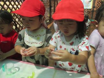 写真：1歳児　氷遊び